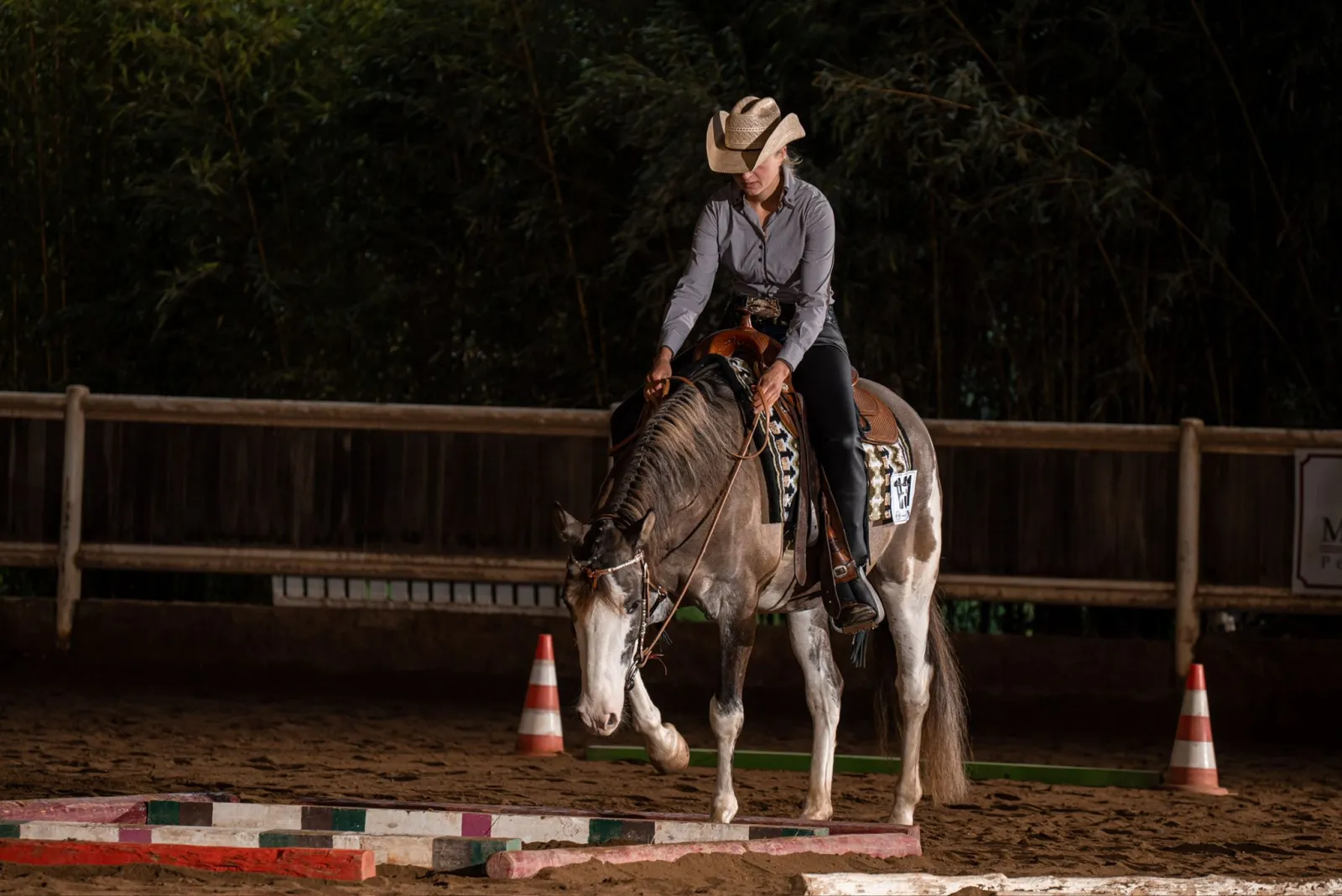 Westernreiterin bei der Trail-Arbeit am Abend